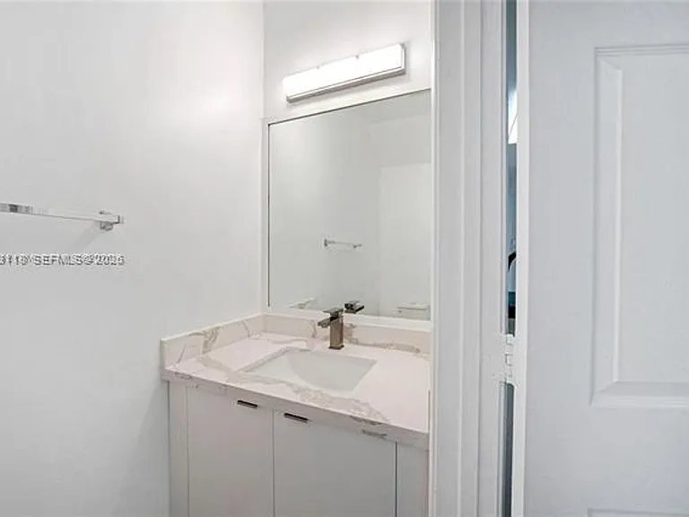 3903 Tree Top Dr #Townhouse 3903 — Photo 11