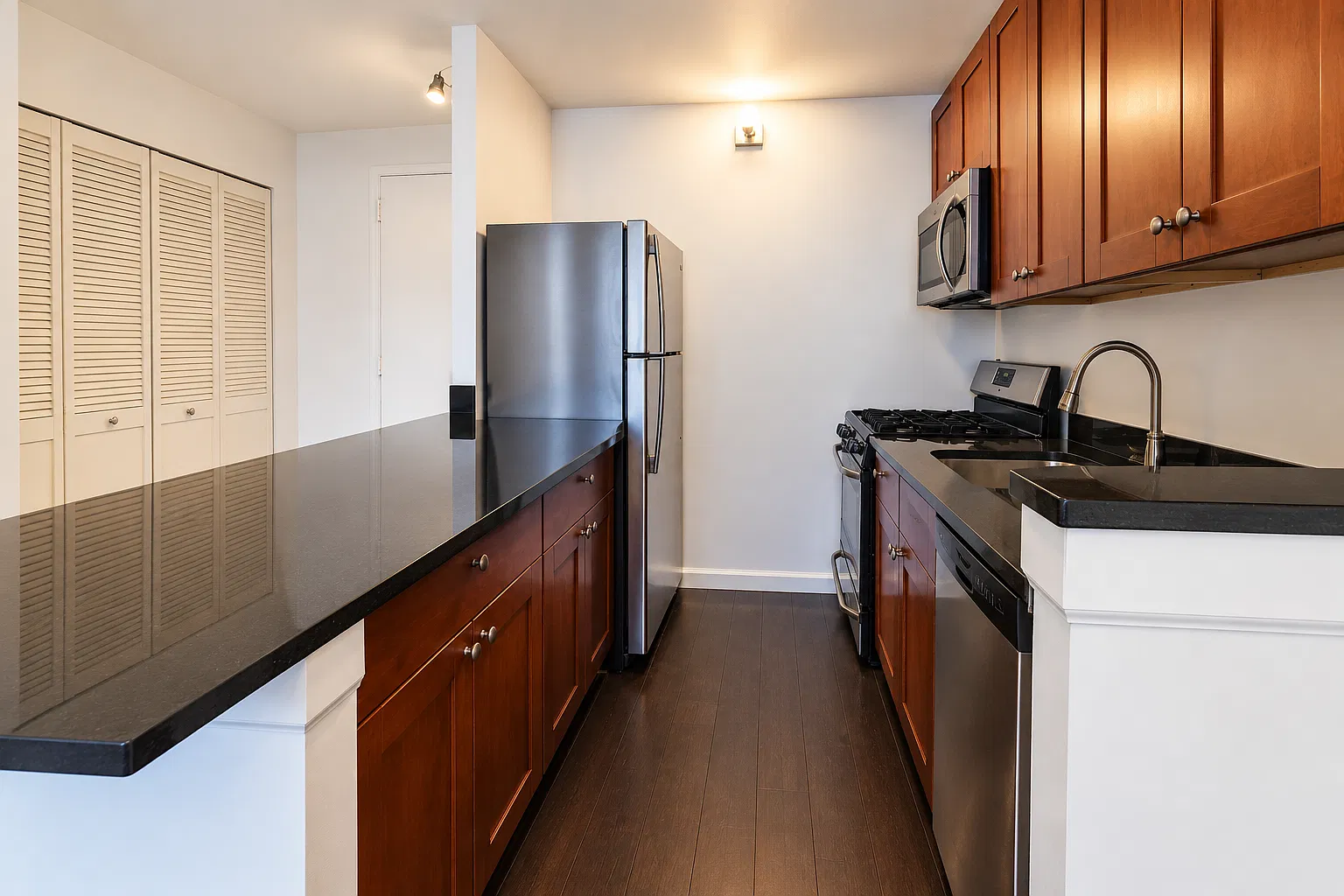 829 Greenwood Avenue — Photo 2