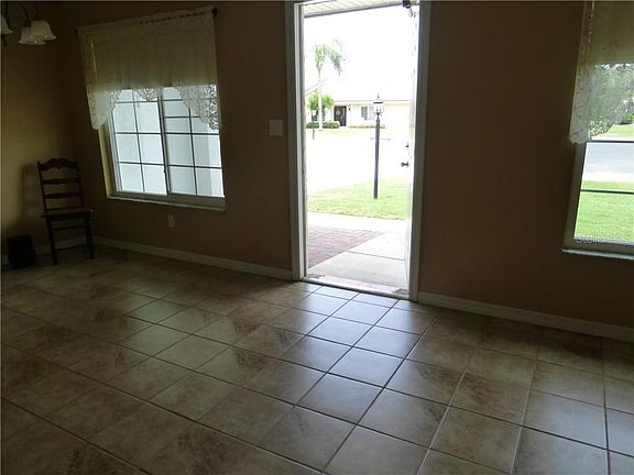 5th image of 210 Islip Way #117