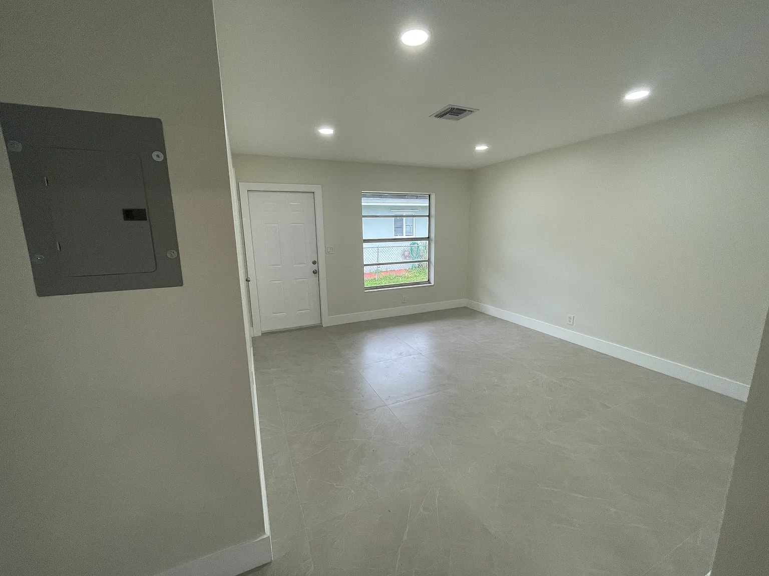 3 bed, 1100 sqft, $2,700 — Photo 4