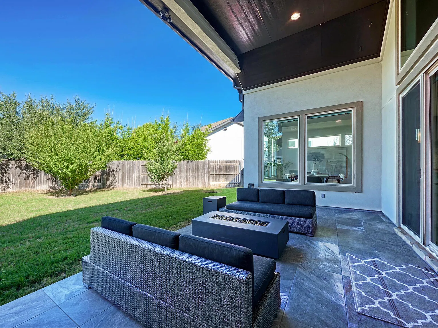 5 bed, 4.5 bath, 4090 sqft, $6,600 — Photo 4