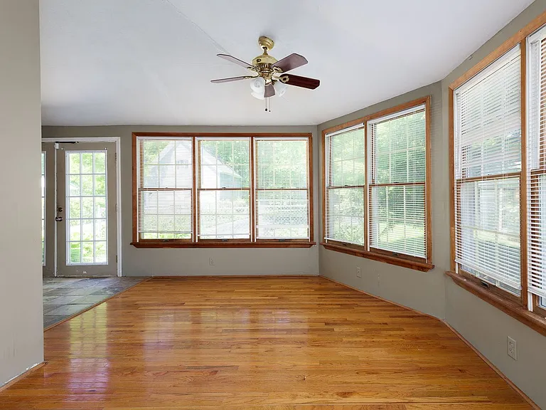 427 Flower Ave E — Photo 28