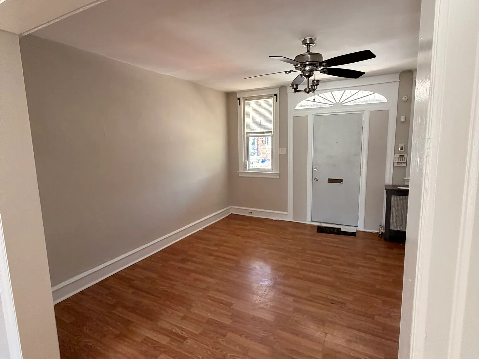 3 bed, 984 sqft, $1,800 — Photo 2