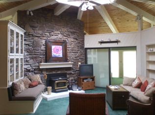 26 Country Club Dr, Eureka Springs, AR 72631