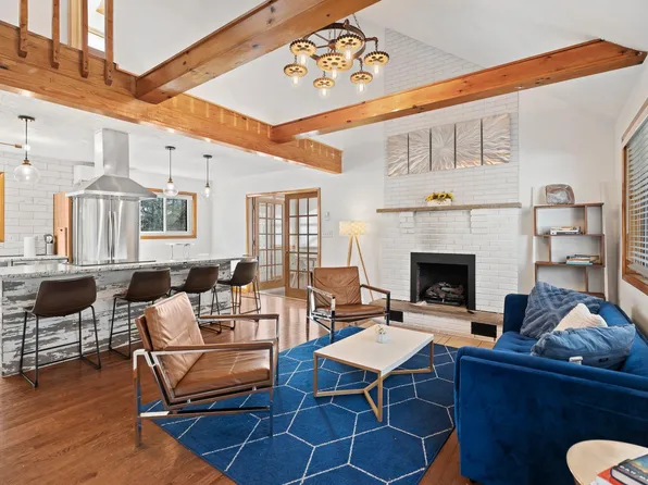 415 Minsi Trl W, Long Pond, PA 18334