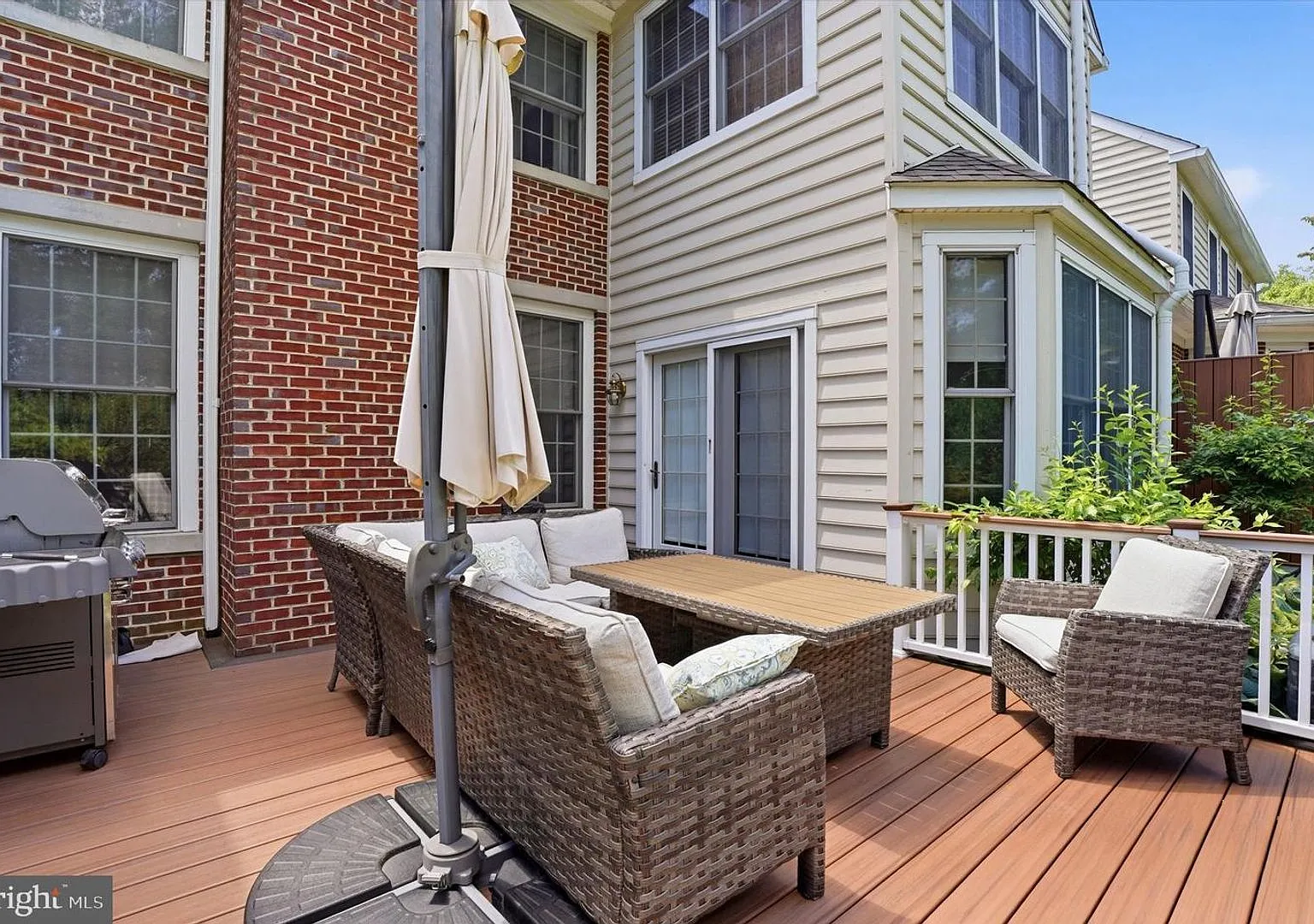 Beautiful Belle Aire Townhome with Finished Basement, Garage & Pool — Photo 4