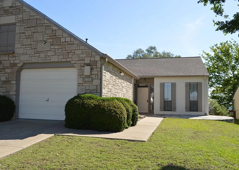 2015 Balmoral Dr