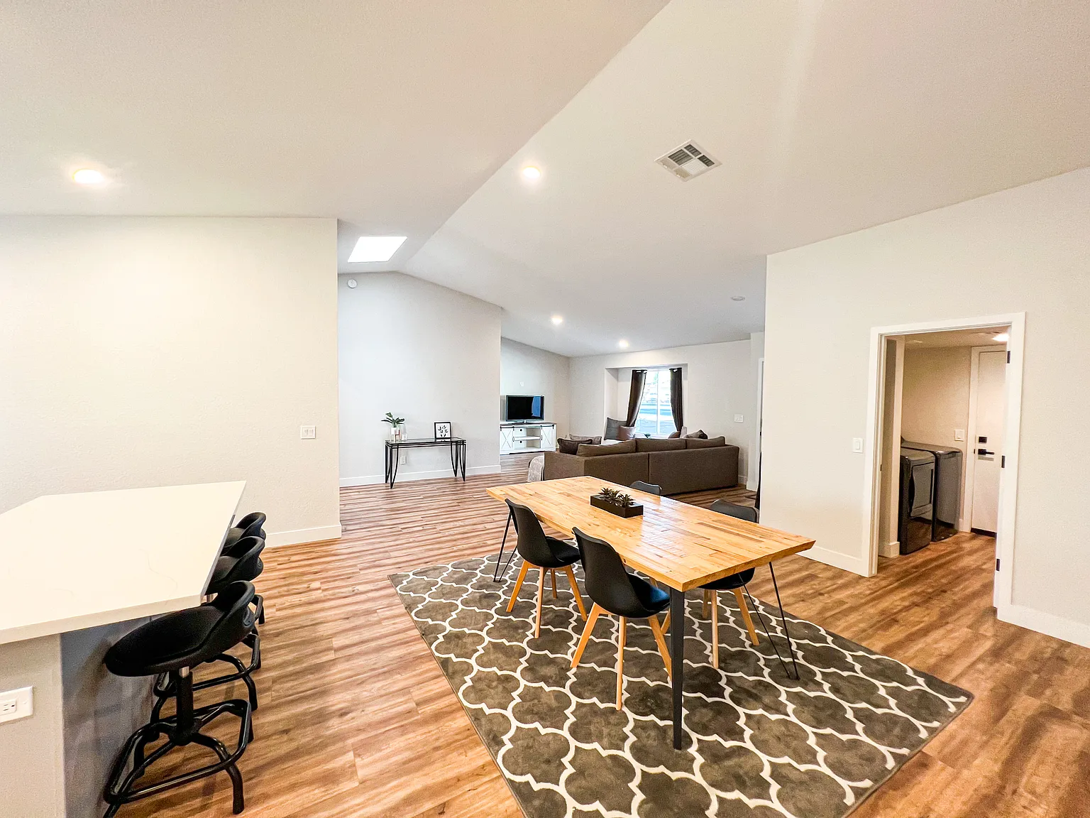 229 W Stanford Ave — Photo 2