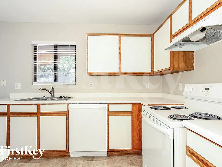3132 W Robin Ln — Photo 7