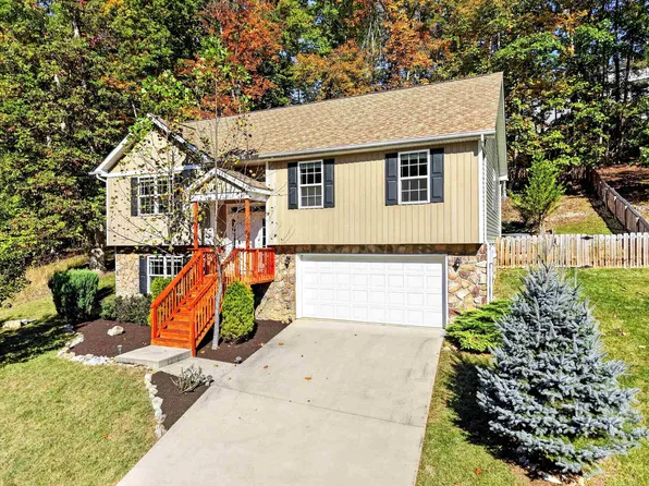 1048 Saint Clair Ln, Christiansburg, VA 24073