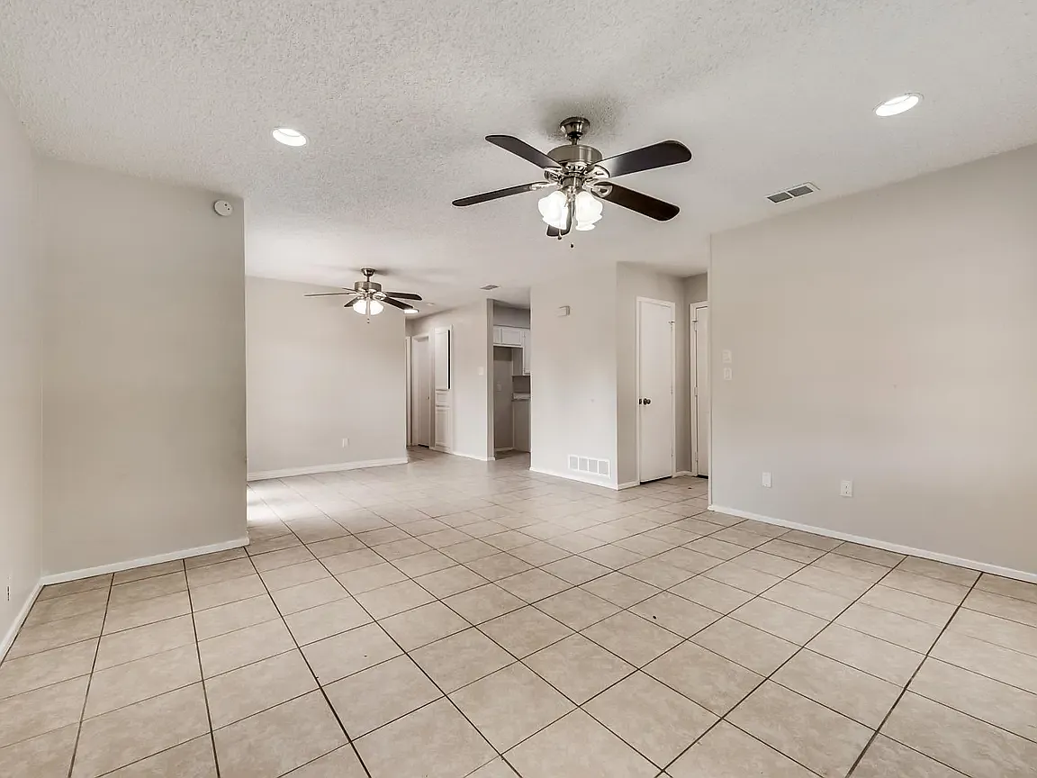 2 bed, 1043 sqft, $1,650 — Photo 2