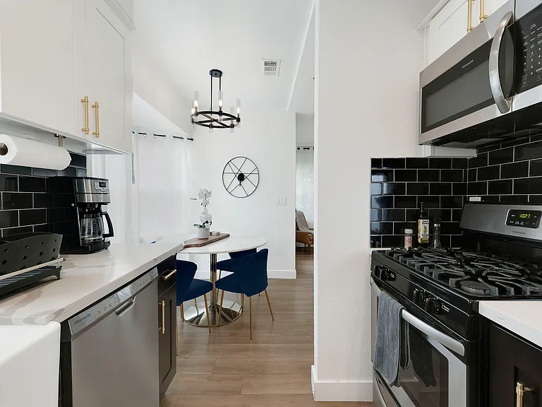 1021 E 65th St — Photo 16