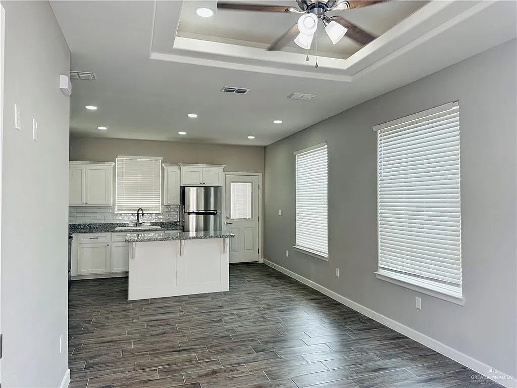 3 bed, 2.0 bath, 1007 sqft, $1,250 — Photo 2