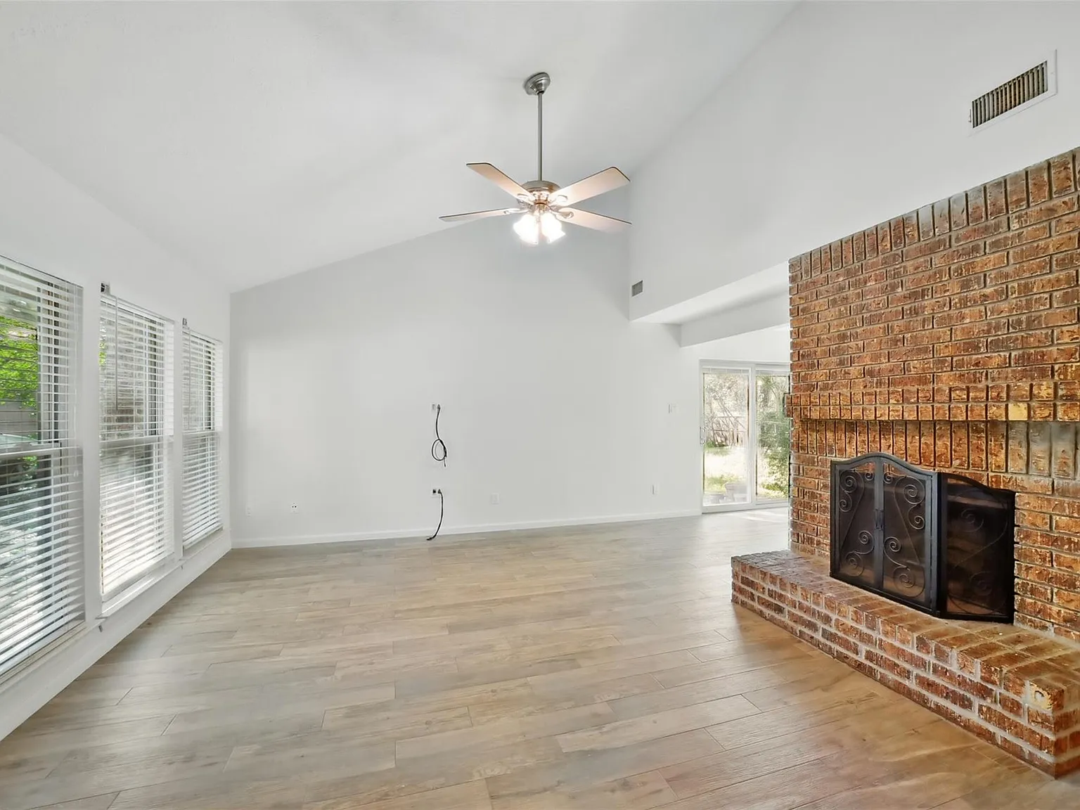 3 bed, 2.5 bath, 1654 sqft, $2,150 — Photo 4