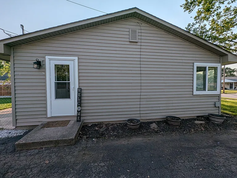 521 E Trevor St — Photo 18