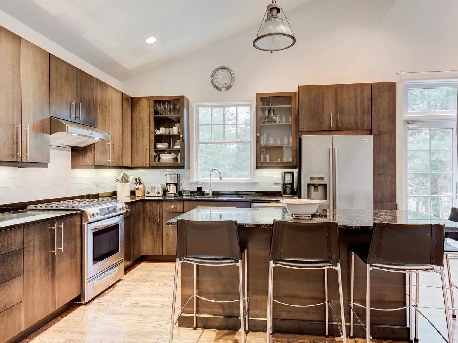 Bright & Stylish Clearwater Beach Retreat 4 Bed, 4 Bath + Pool — Photo 4