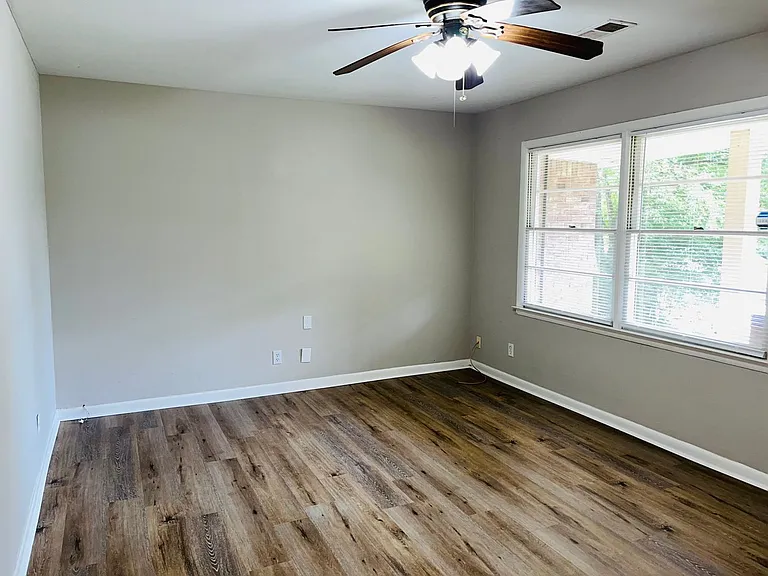 943 Parkstone Dr — Photo 3