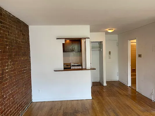 Rented by Eric Goodman Realty Corp | media 11