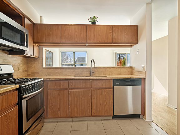 5th image of 988 Ridgefield Ln