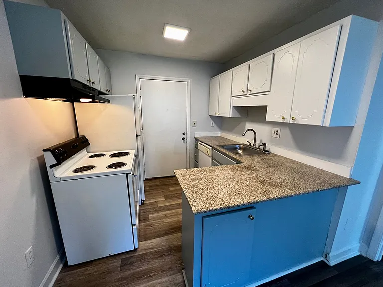 Creekside Apartments — Photo 5