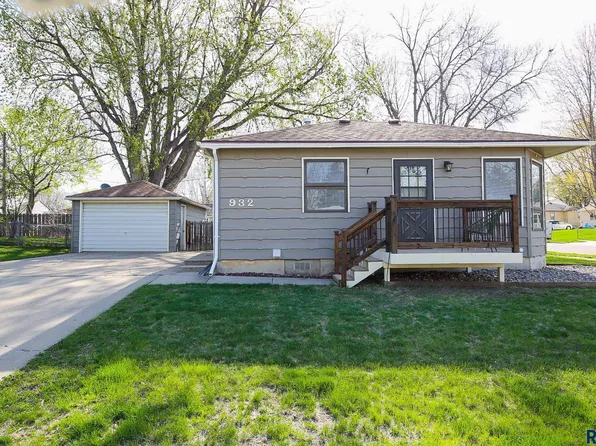 932 S Holt Ave, Sioux Falls, SD 57103