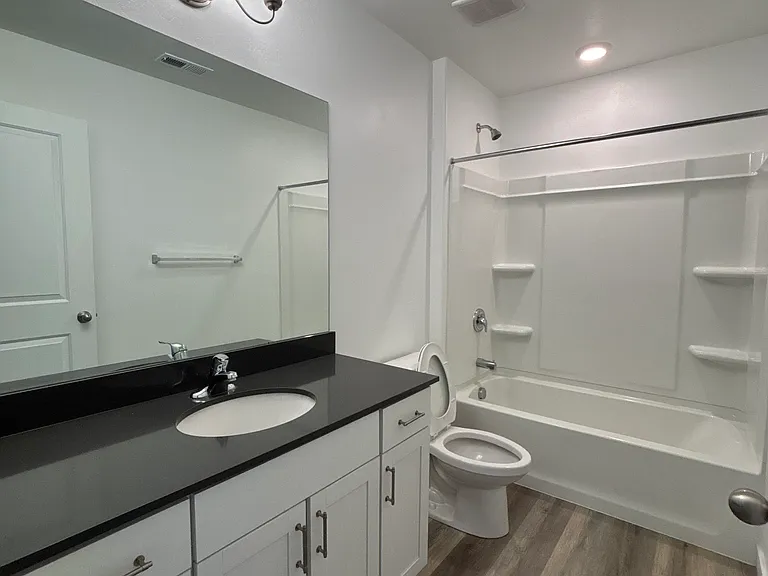 1783 E Fall St — Photo 14