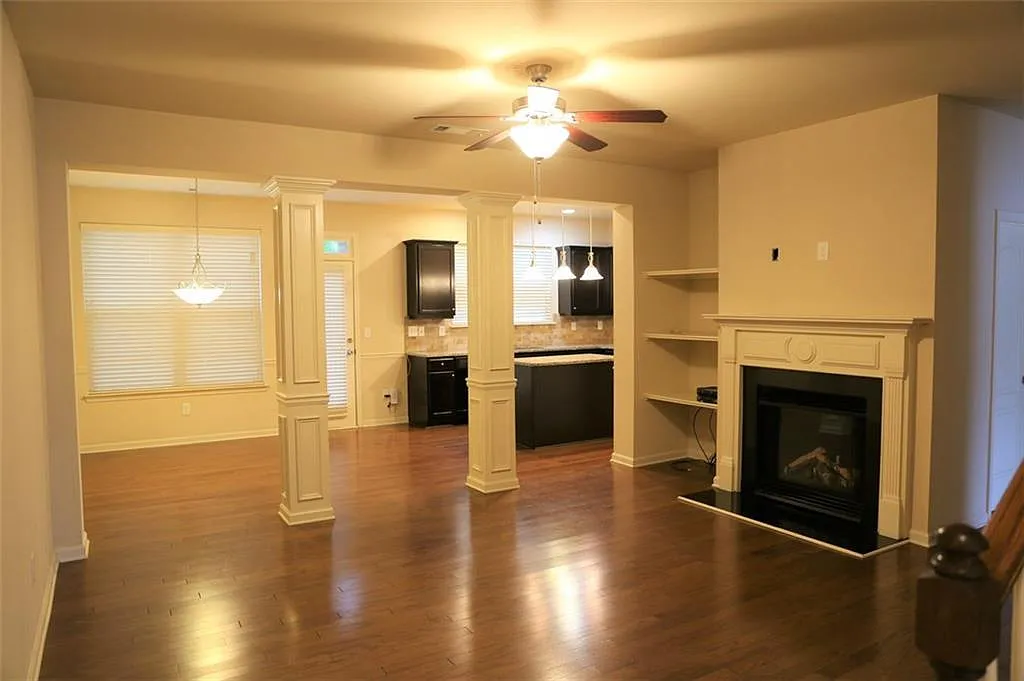 3 bed, 2.5 bath, 1929 sqft, $2,250 — Photo 4