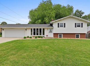 944 Duchateau Ln, Ashwaubenon, WI 54304