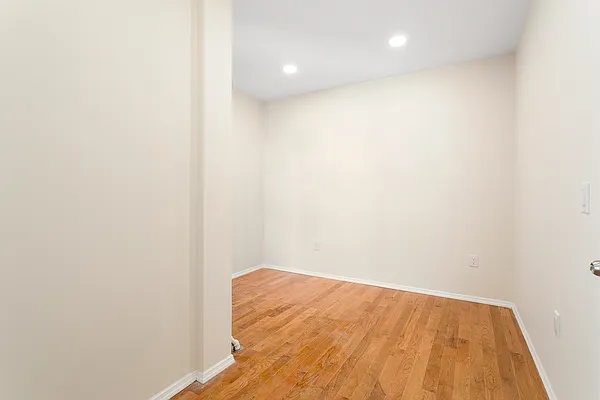 Rented by Safdie Realty Group | media 8