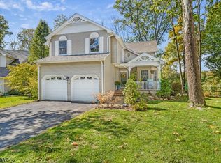 30 Rachel Ct, Clinton, NJ 08809