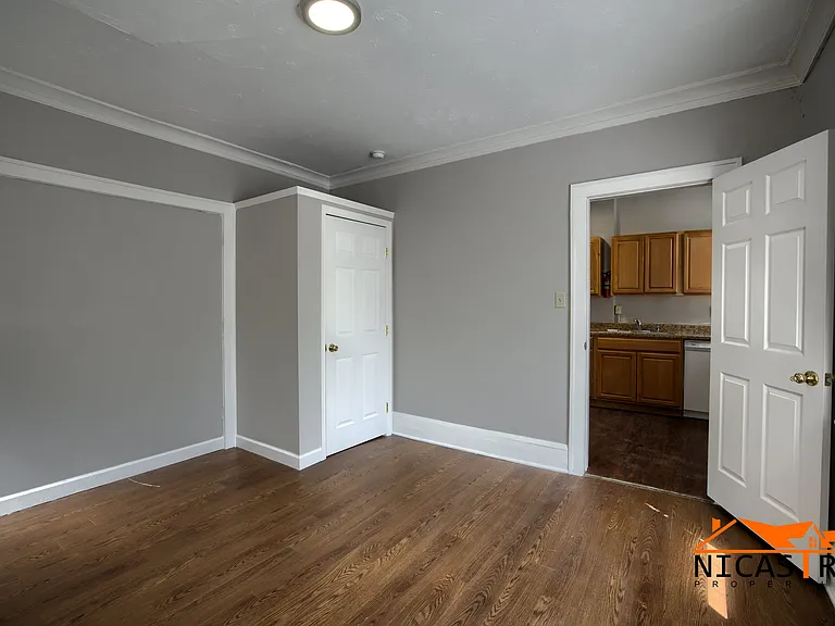 2072 Indianola Ave — Photo 9