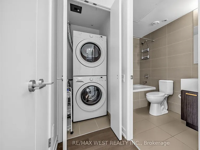 560 King St W #214 — Photo 11
