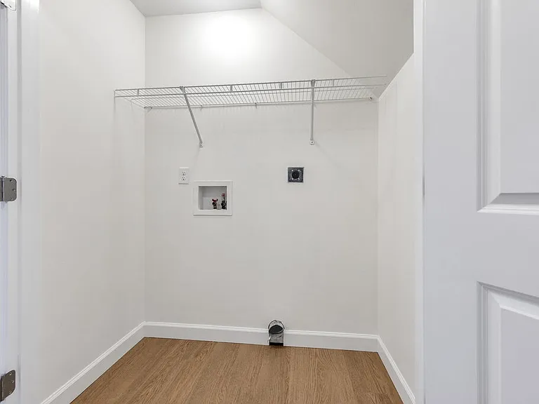 684 E College St — Photo 6