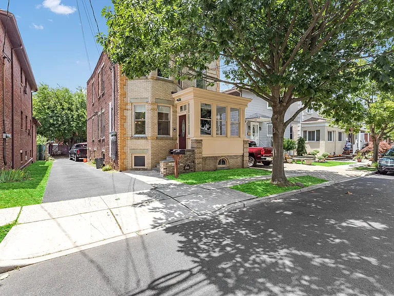 253 Born St #1 — Photo 5