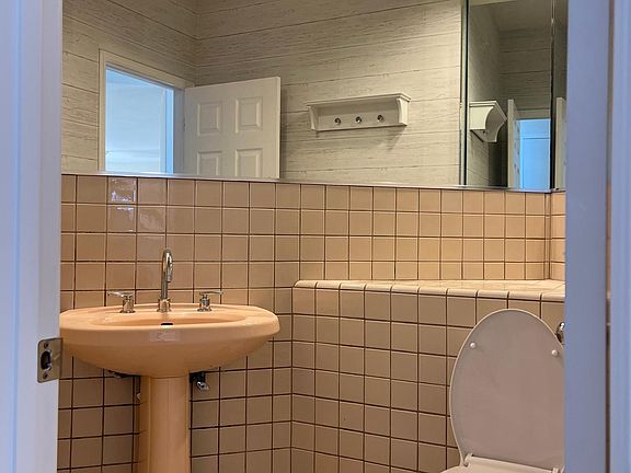 1/2 bath downstair