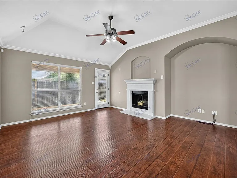 9068 Weller Ln — Photo 3