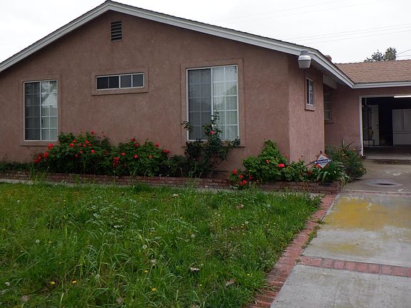 Beautiful Front Yard ( yes will provide Gardener)