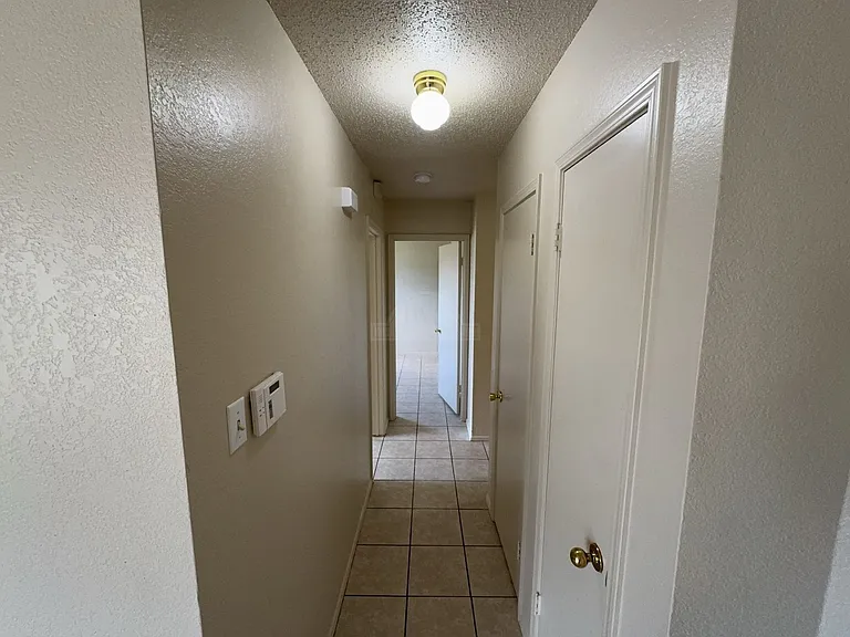 2208 Hemlock Dr — Photo 8