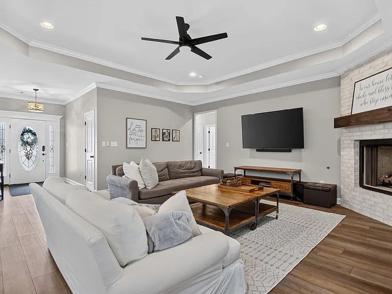 9025 Wooddale Dr — Photo 3