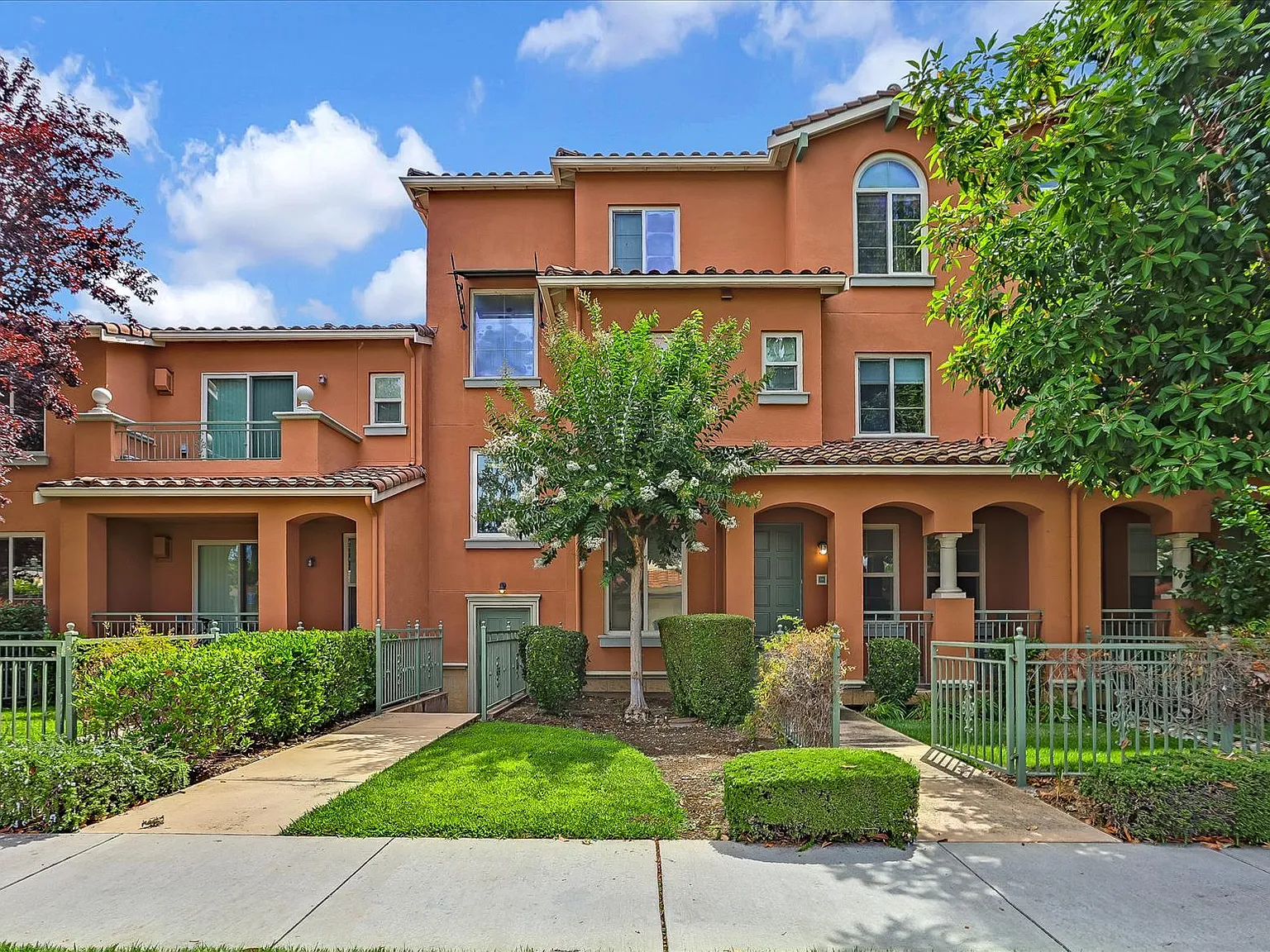 2 bed, 1093 sqft, $3,400 — Photo 1