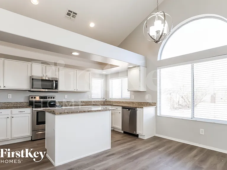 11009 W Frier Dr — Photo 7