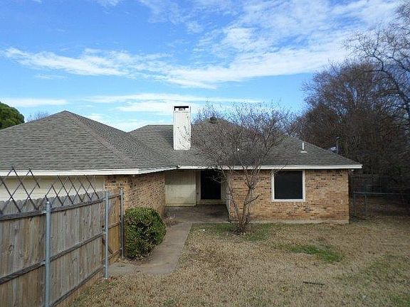 5th image of 402 Whispering Hills Dr
