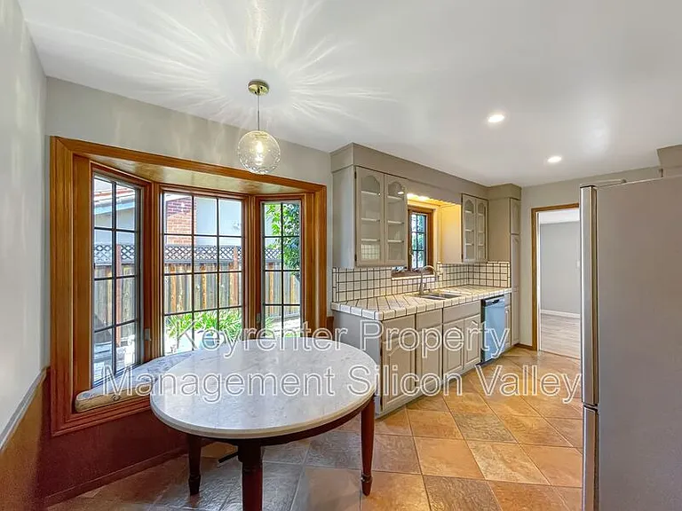 373 Redwood Ave — Photo 9