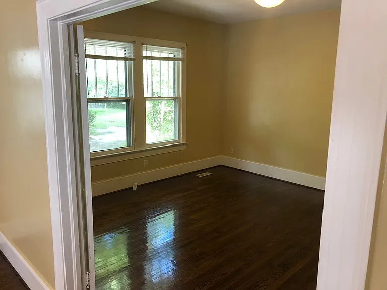 609 S Elm St — Photo 7