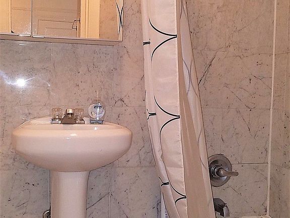 4th image of 210 Park Pl APT 4B