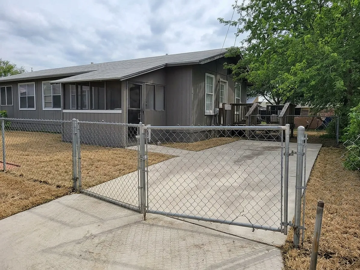 Charming 3-Bed Bungalow with Fenced Yard & Balcony Prime San Antonio Location! — Photo 2