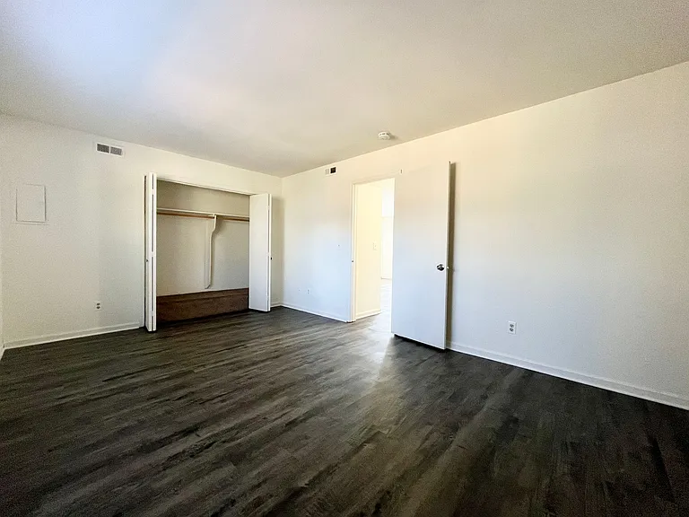 Collinwood Apartments — Photo 19