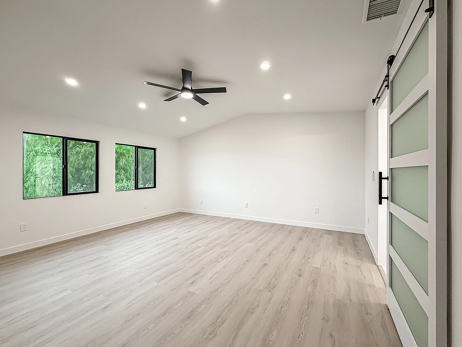 4 bed, 2430 sqft, $6,750 — Photo 4