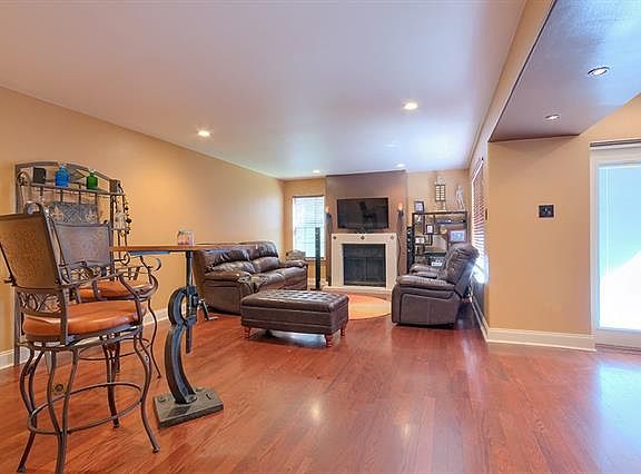3rd image of 1500 W Esplanade Ave APT 18C