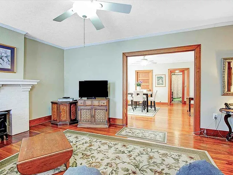 137 E Court St #4 — Photo 8